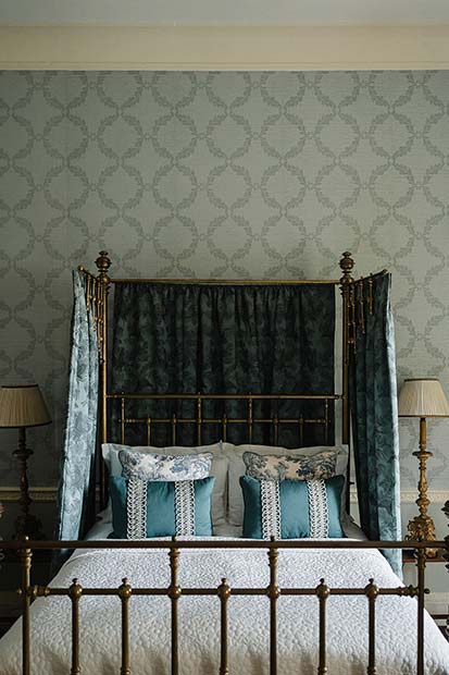 half tester bed dressing